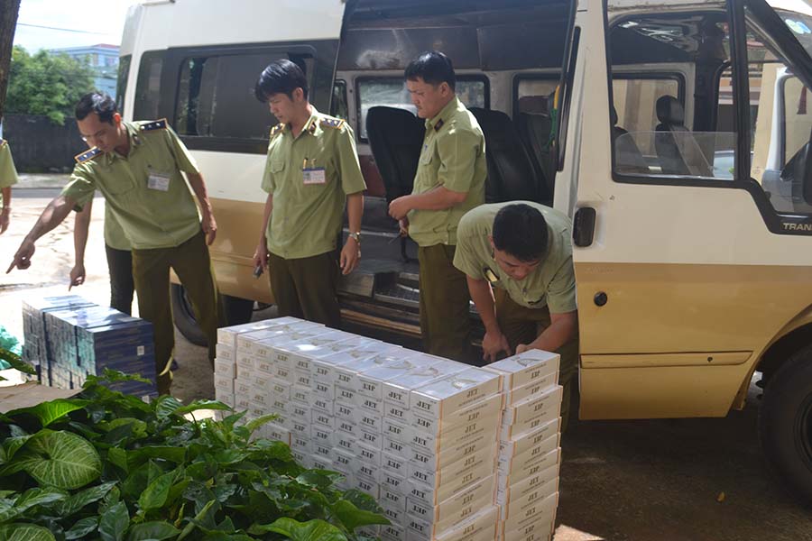  Phát hiện 3.400 bao thuốc lá lậu đang trên đường vận chuyển. Ảnh: Dã Quỳ  