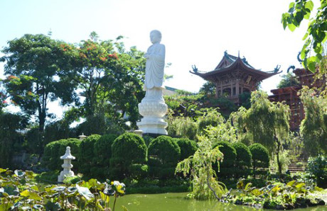 Hồ Liên Trì như viên ngọc xanh trước chính điện chùa Minh Thành.