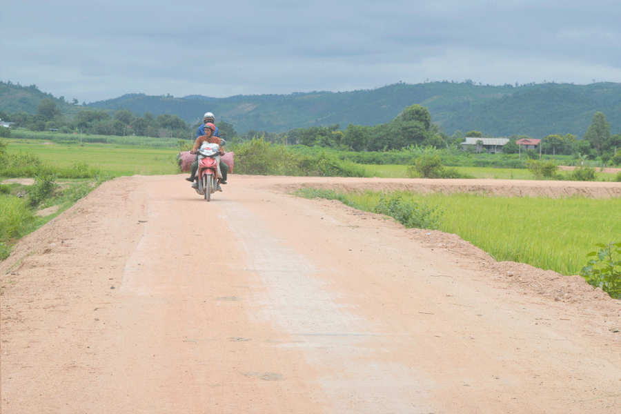 Đoạn đường dài 1,3 km từ trung tâm huyện Ia Pa đi xã Ia Ma Rơn.                                                                                Ảnh: Đ.Y