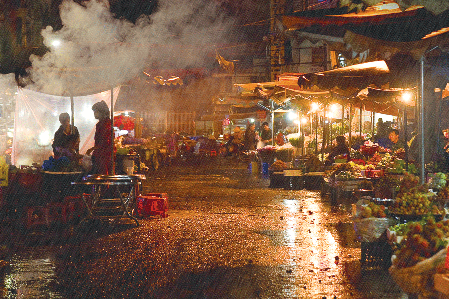 Chợ đêm Pleiku trong một đêm mưa.                                                   Ảnh: Hồ Anh Tiến