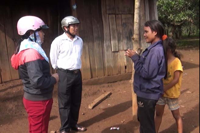 Giáo viên Trường Tiểu học Tô Vĩnh Diện (huyện Đức Cơ) đi vận động học sinh ra lớp. Ảnh: V.C