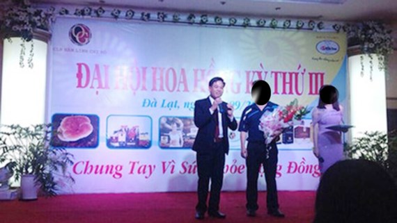  Nguyễn Thế Anh (trái) trong một buổi đại hội chi trả hoa hồng cho nhà đầu tư