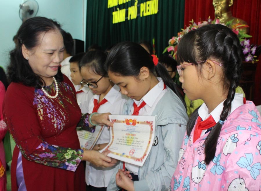 Bà Mai Thị Hội-Chủ tịch Hội Khuyến học TP. Pleiku tặng giấy khen thưởng cho học sinh đạt thành tích cao trong kỳ thi học sinh giỏi các cấp. Ảnh: P.L