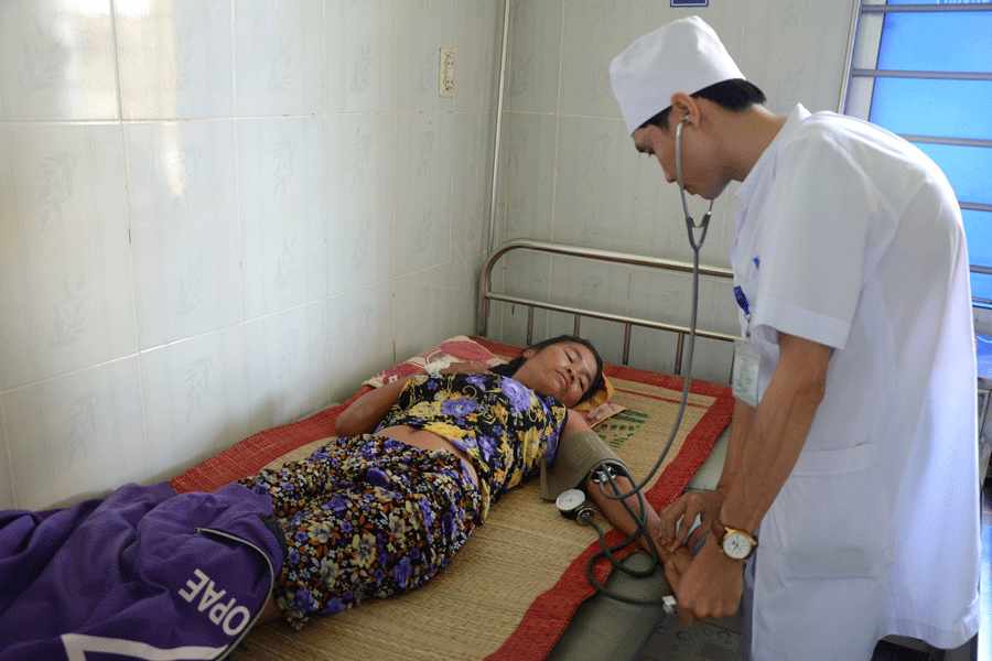 Bệnh nhân sốt xuất huyết nằm điều trị tại Trung tâm Y tế huyện Phú Thiện. Ảnh: Đ.P