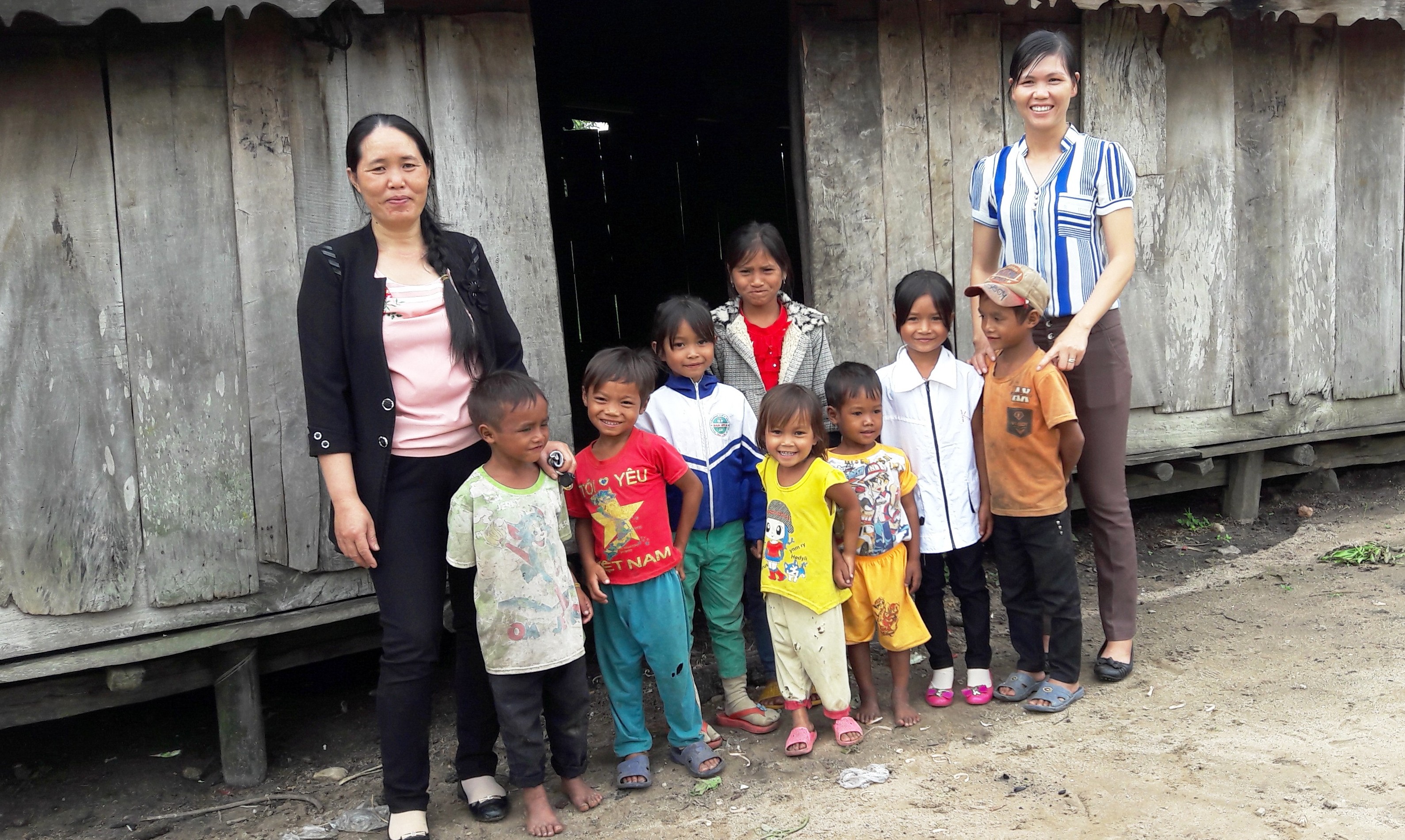 Cô Bùi Thị Yến (bên trái) cùng đồng nghiệp và học trò nghèo ở điểm trường làng Đê Pơ Tưk. Ảnh: Phúc Nguyên