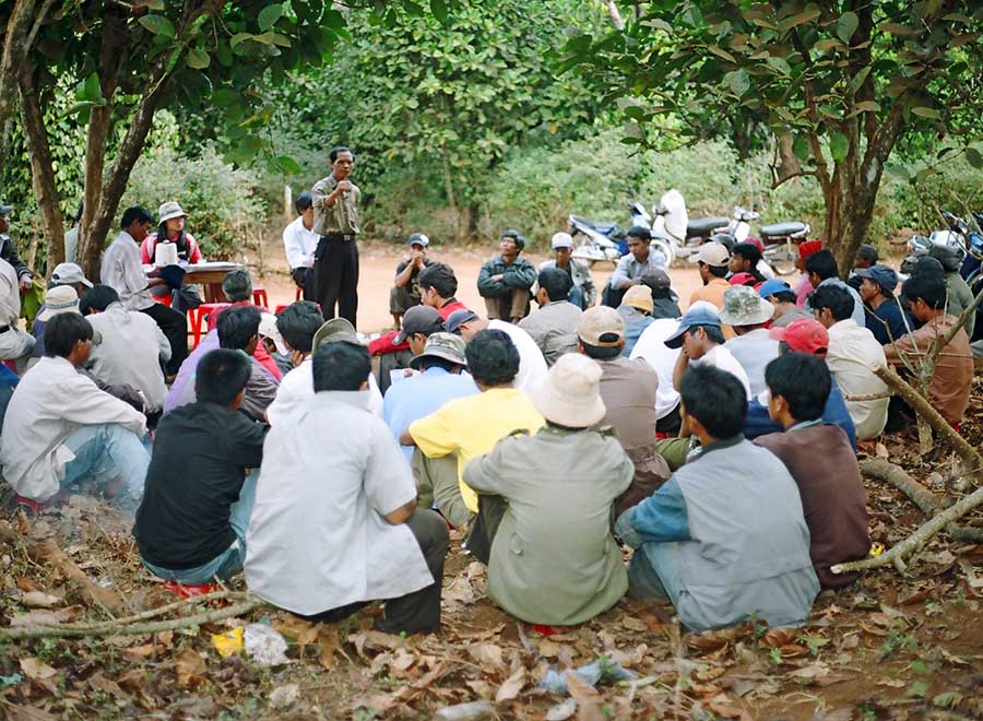   Tuyên truyền vận động đồng bào dân tộc thiểu số tại huyện Đak Đoa tích cực tham gia cùng chính quyền địa phương quản lý bảo vệ rừng. Ảnh: L.T