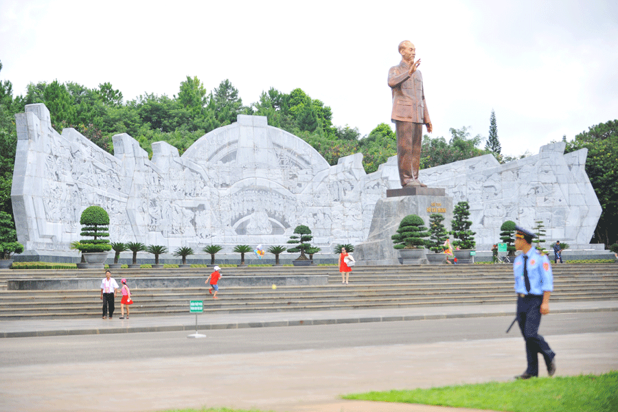 Người dân vui lễ tại khu vực Quảng trường Đại Đoàn Kết.