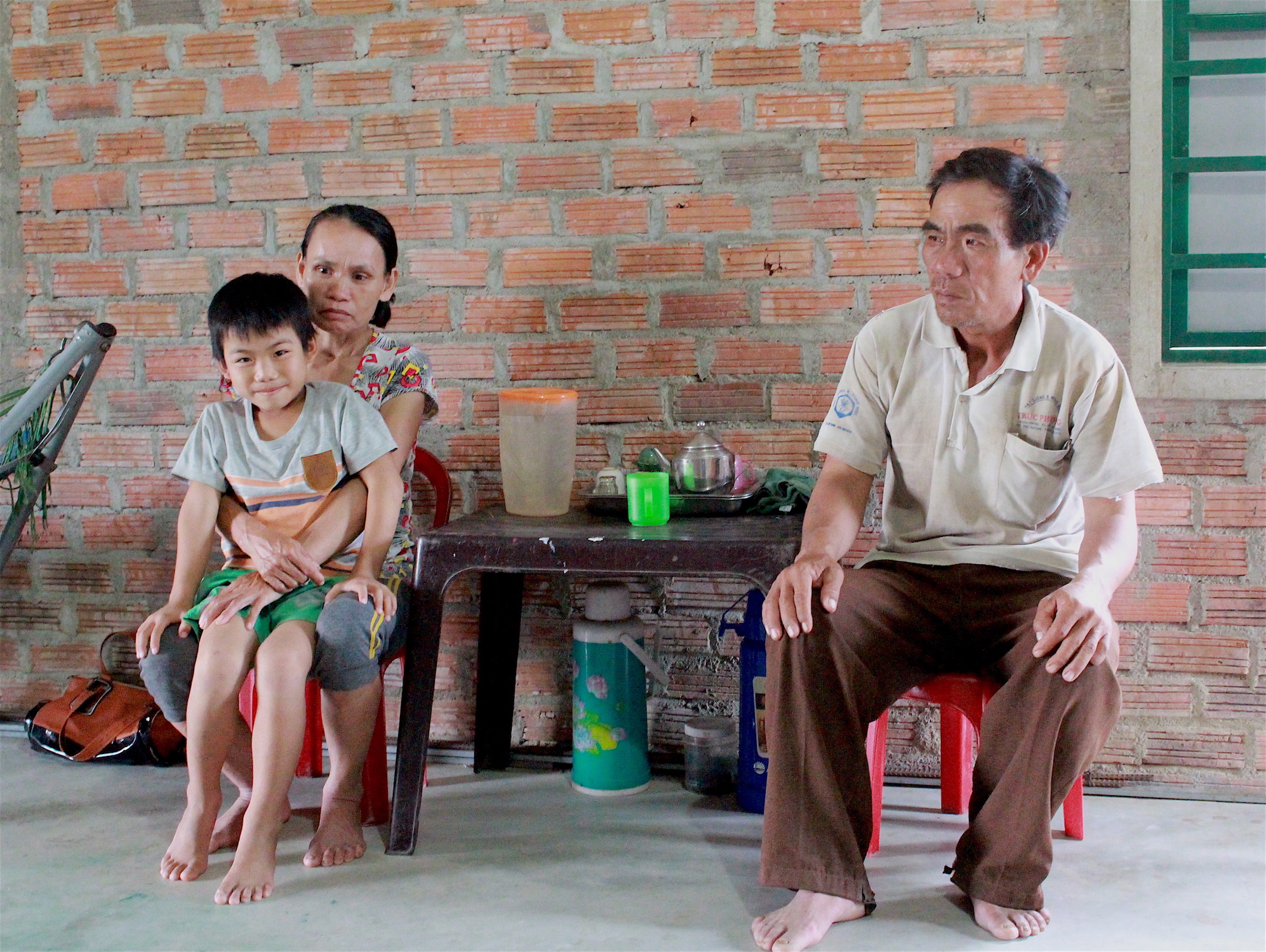 Vợ chồng ông Đi-bà Liên buồn bã ngóng trông tin tức về cô con gái. Ảnh: Hồng Thi