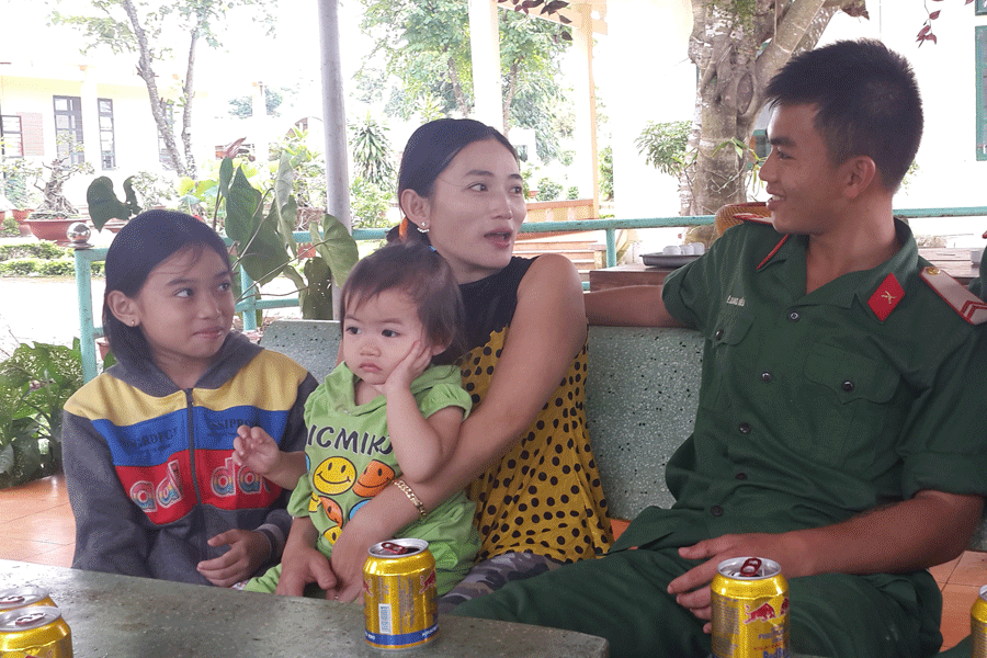 Chiến sĩ Lê Quang Hiếu trò chuyện với mẹ và em gái.                                                Ảnh: A.H