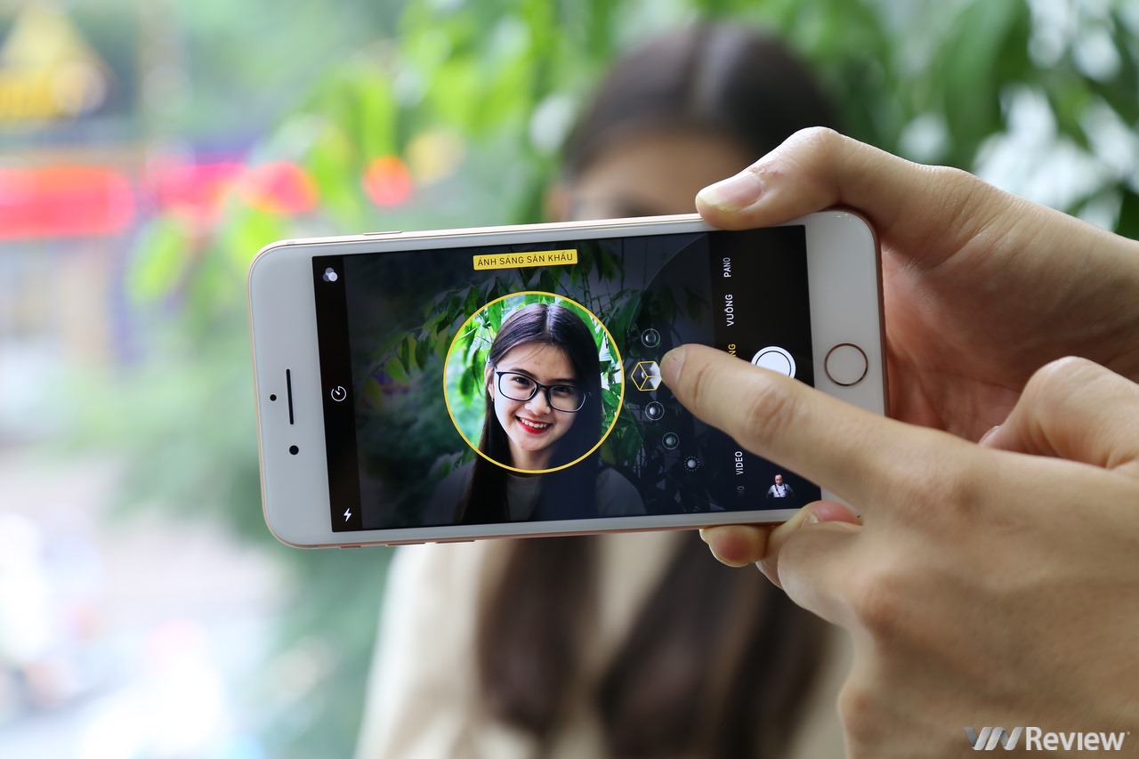 Chế độ ảnh chân dung Portrait Lighting mới trên iPhone 8 Plus sẽ mang đến những trải nghiệm chụp ảnh thú vị và chân thật hơn bao giờ hết. Hệ thống chiếu sáng đa phương tiện sẽ giúp tạo ra những bức ảnh chân dung đặc biệt và nổi bật hơn. Không cần chuyên nghiệp, bạn có thể tạo ra những tác phẩm nghệ thuật riêng của mình chỉ bằng một chiếc iPhone 8 Plus.