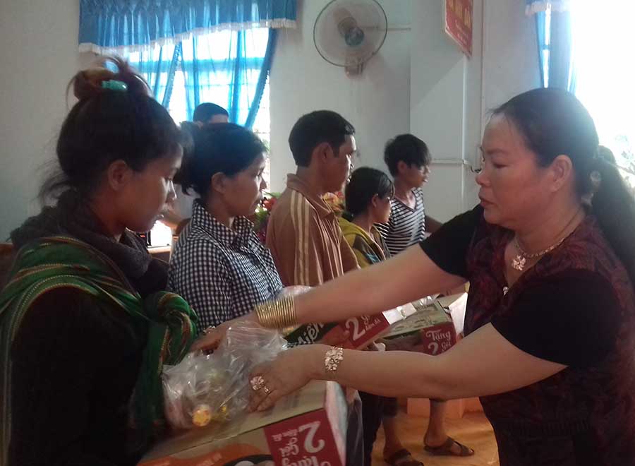 Bà Trịnh Thị Dung-Đại diện doanh nghiệp tư nhân Hoàng Dung tặng quà cho người nghèo tại xã Ia Krêl. Ảnh: Mỹ Duyên