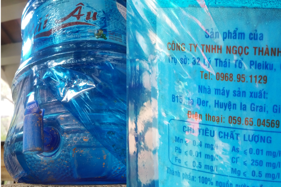 Bình nước không đảm bảo vệ sinh và không đạt chỉ tiêu vi sinh vật được phát hiện, xử lý. Ảnh: N.H 