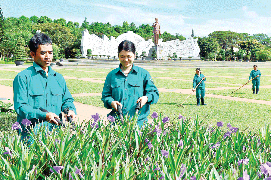 Những nhân công chăm sóc cây và hoa tại Quảng trường Đại Đoàn Kết (TP. Pleiku). Ảnh: Lam Nguyên