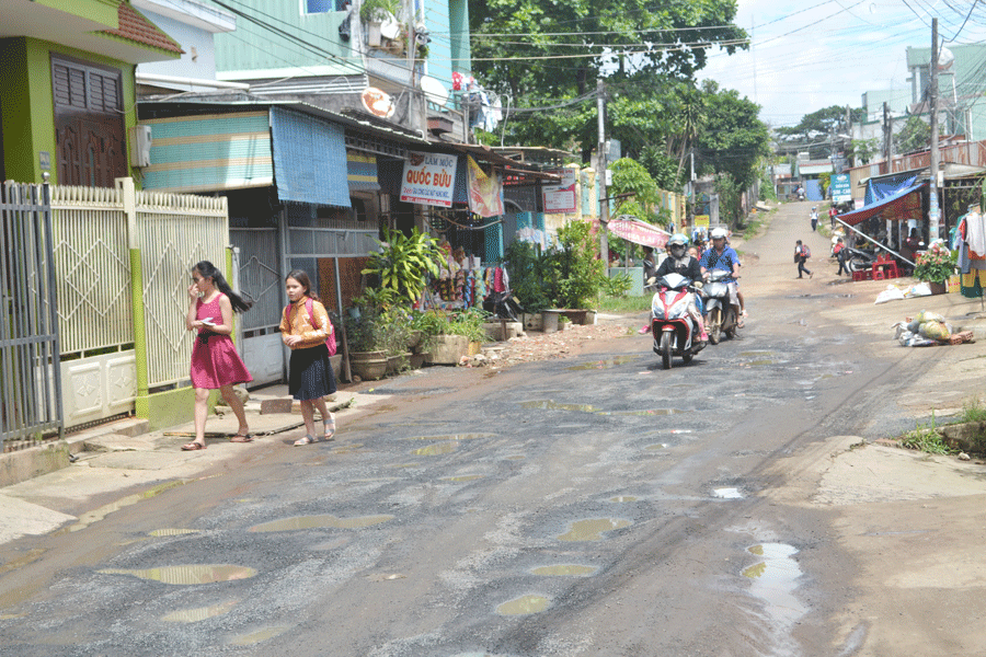 Nhiều vũng nước đọng trên mặt đường hẻm số 4 Tuệ Tĩnh, phường Ia Kring, TP. Pleiku. Ảnh: H.C
