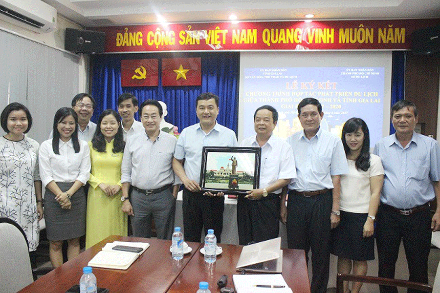Lễ ký kết chương trình hợp tác phát triển du lịch giữa TP. Hồ Chí Minh và tỉnh Gia Lai giai đoạn 2017-2020. Ảnh: internet