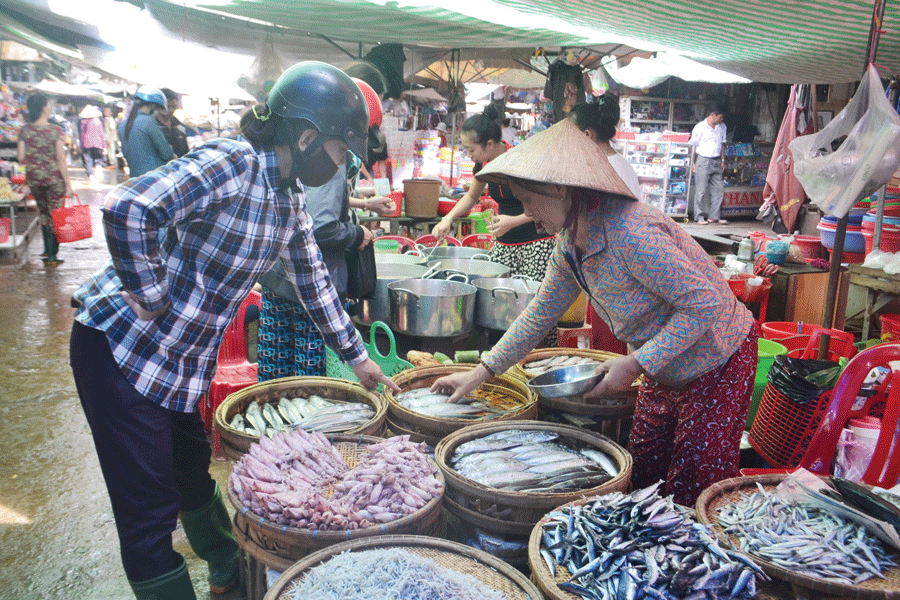 Một sạp bán cá hấp trong Trung tâm Thương mại Pleiku.                                              Ảnh: P.T