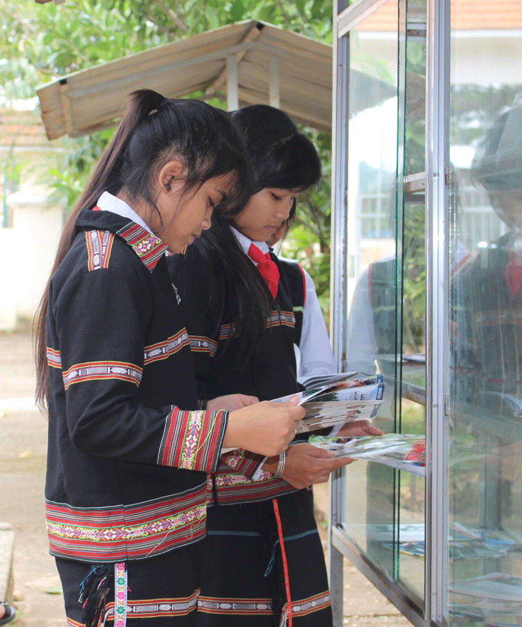 Học sinh Trường Phổ thông Dân tộc Nội trú huyện Mang Yang được rèn luyện thói quen đọc sách. Ảnh: H.N