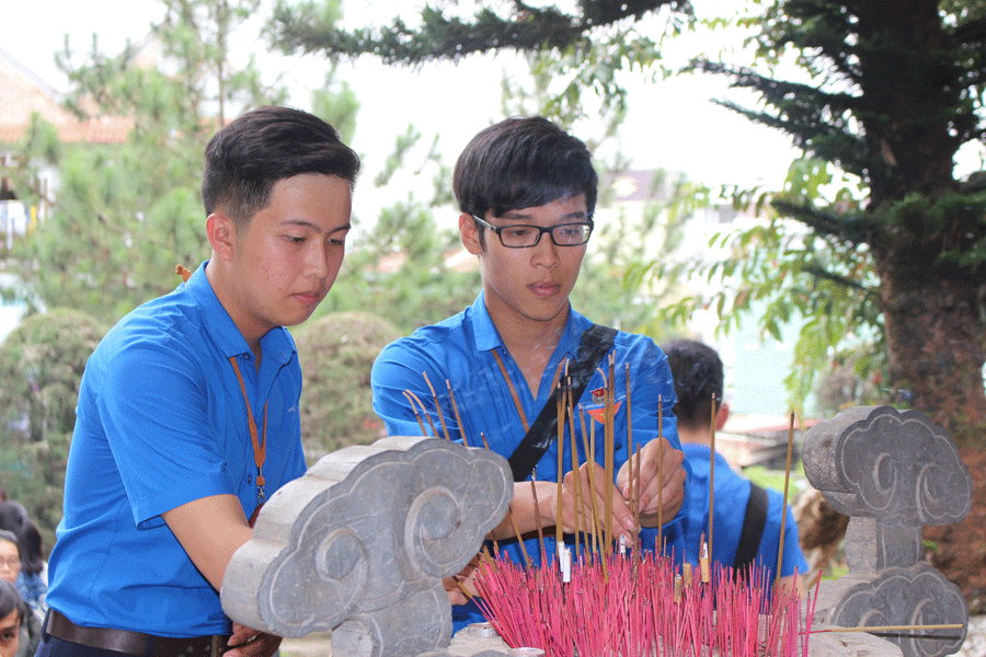 Các em học sinh Trường THPT Phạm Văn Đồng dâng hương tại Nhà lao Pleiku. Ảnh: N.G