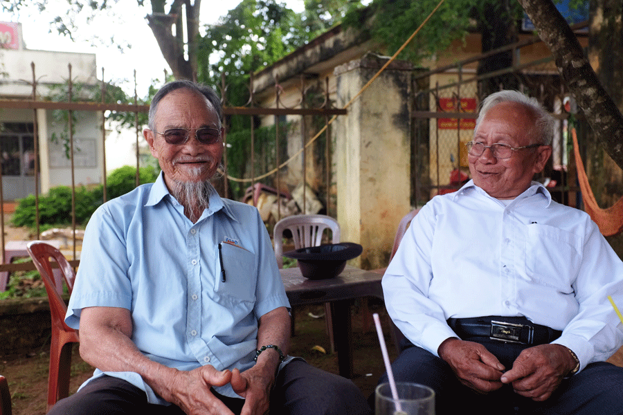 Dù đã 101 tuổi nhưng ông Nguyễn Lương (trái) vẫn giữ được sắc vóc khỏe mạnh. Ảnh: H.N