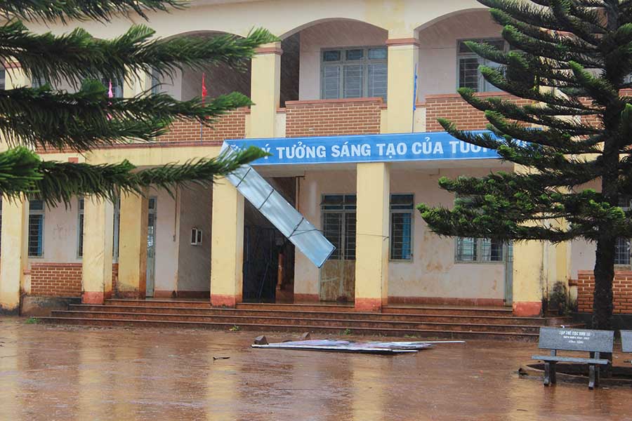 Bảng hiệu gió quật gãy sấp tại Trường THCS Lê Qúy Đôn. Ảnh: Nguyễn Diệp