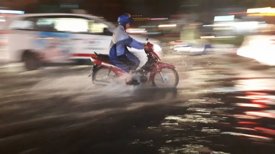 TP.HCM mưa lớn trước bão số 14, đường ngập, cây đổ