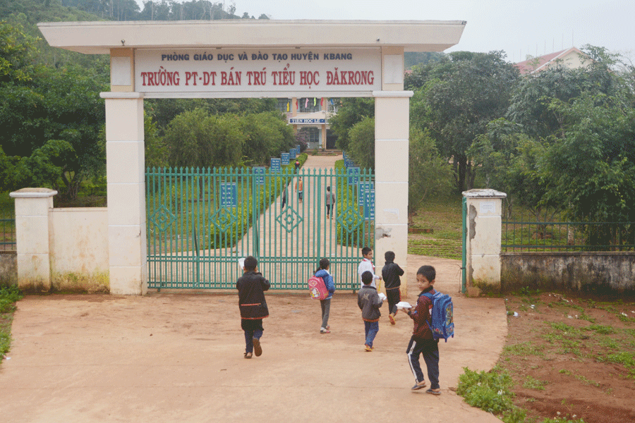 Học sinh đến trường