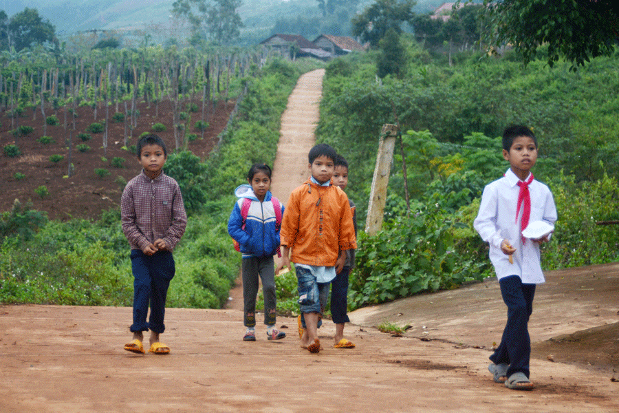 Học sinh đến lớp