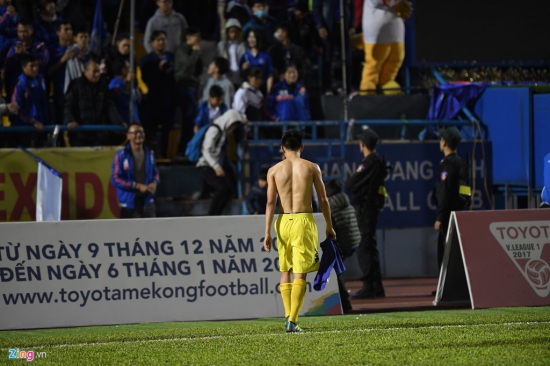 Cầu thủ Hà Nội khóc khi đánh rơi chức vô địch V.League 2017