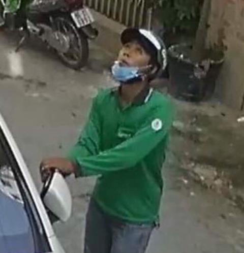 Clip tài xế GrabBike bẻ trộm gương xe ca sĩ Tố My