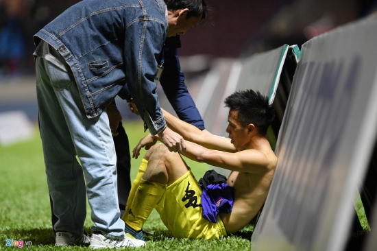 Cầu thủ Hà Nội khóc khi đánh rơi chức vô địch V.League 2017