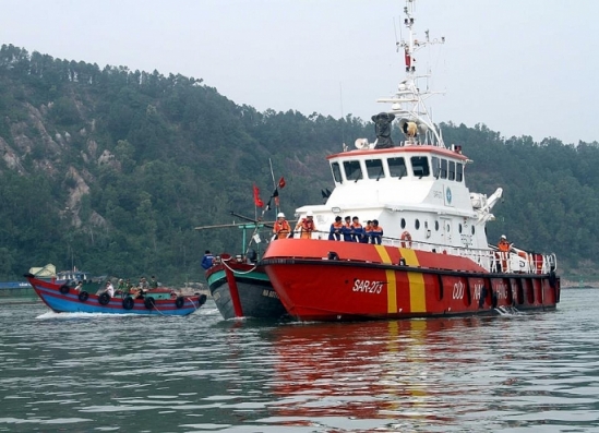 Cứu 13 thuyền viên cùng tàu cá gặp nạn trên biển Tin tức mới nhất trên báo điện tử Pháp luật & Xã hội