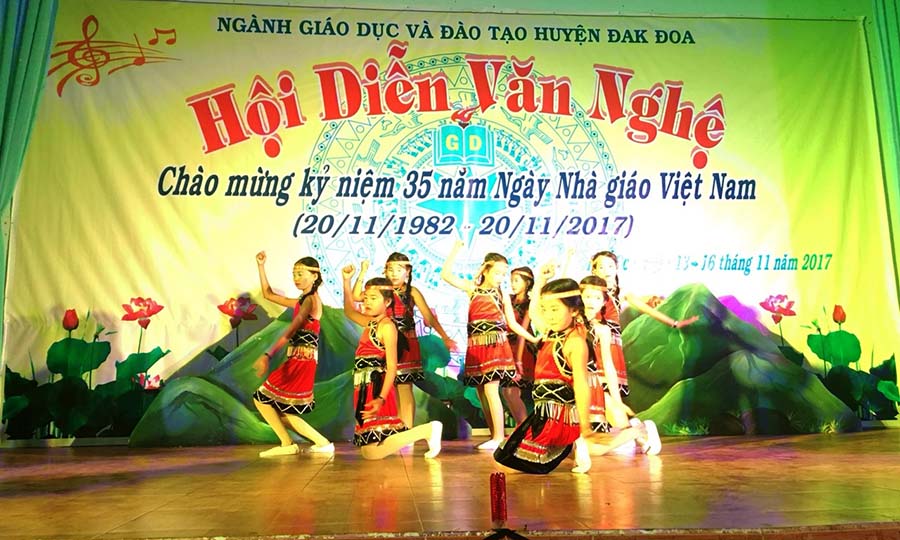  Hội diễn văn nghệ chào mừng Ngày Nhà giáo Việt Nam. Ảnh: Đ.Y