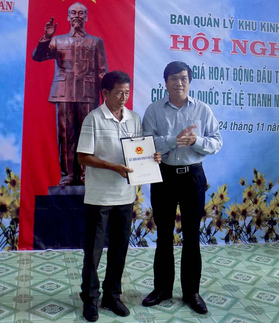 Trao Quyết định chủ trương đầu tư cho Công ty TNHH MTV Hà Bình Cửa khẩu Đức Cơ. Ảnh: Hà Duy
