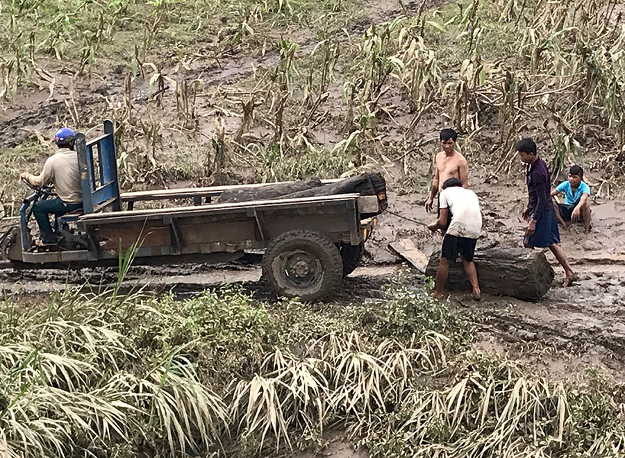  Ngay khi nước rút, nhiều người dân trúng mánh nhờ mót gỗ dọc suối Ia Rbol đoạn gần cầu Sông Bờ (thị xã Ayun Pa). Ảnh: Đức Phương     