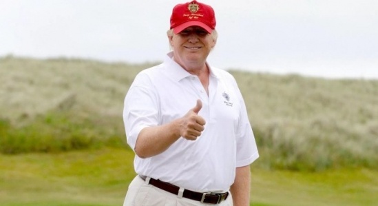 Ông Trump chơi golf