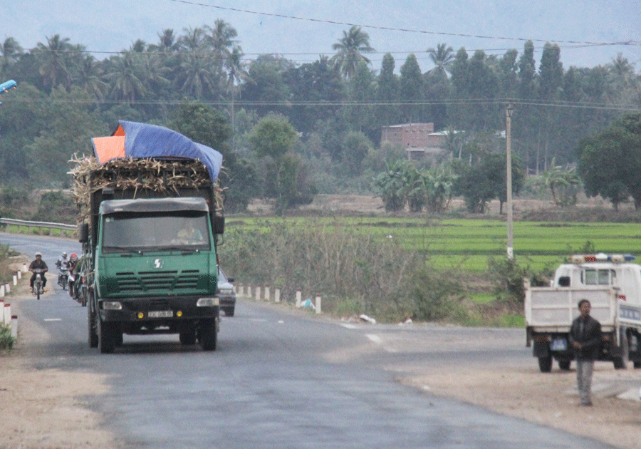 Xe chở mía trên đường Trường Sơn Đông đoạn qua huyện Ia Pa và thị xã Ayun Pa.  Ảnh: Văn Ngọc