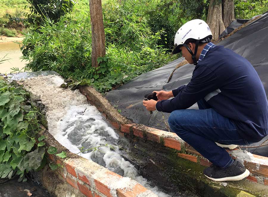 Nước thải xả trực tiếp ra suối Pờ Yầu-nguồn cung cấp nước sinh hoạt cho người dân các xã Pờ Tó, Chư Răng huyện Ia Pa. Ảnh: Văn Ngọc 