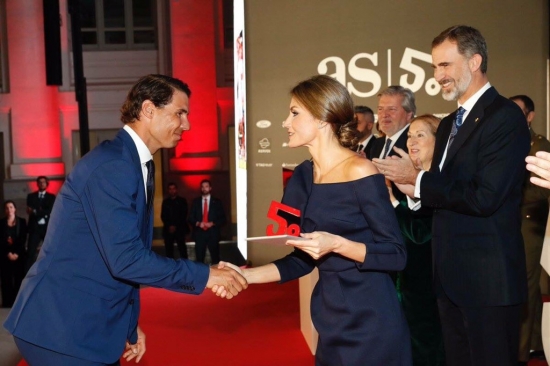 Nữ hoàng Tây Ban Nha trao giải VĐV hay nhất nửa thế kỷ cho Nadal