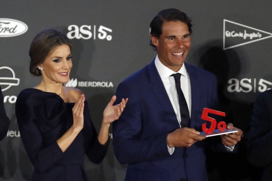 Nữ hoàng Tây Ban Nha trao giải VĐV hay nhất nửa thế kỷ cho Nadal