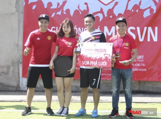 Lãng mạn như fan Man Utd Việt: Bất ngờ cầu hôn bạn gái trên sân bóng sau tròn 1000 ngày quen nhau