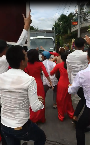 Clip: Đám cưới bị vui quá đà ở An Giang, ra cả giữa đường nhảy múa trêu xe tải