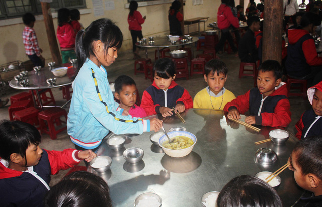 gia-lai-doi-chan-tran-va-bua-com-3000-dong-cua-hoc-sinh-vung-cao-kbang