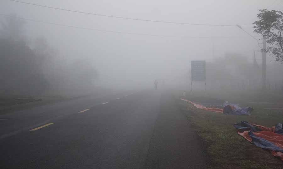 Sương mù phủ kín khiến giao thông đi lại khó khăn. Ảnh Hải Băng