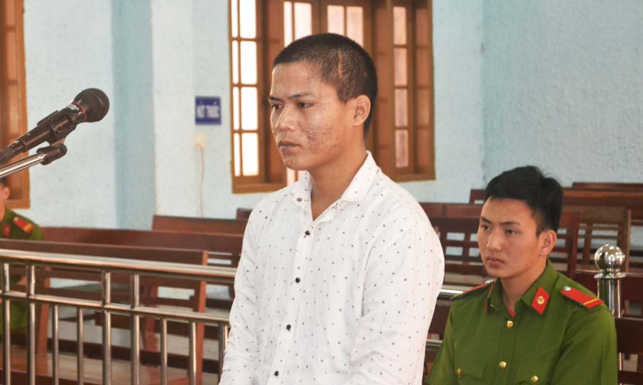  Đinh Vol tại phiên tòa ngày 18-12. Ảnh: Hoàng Cư