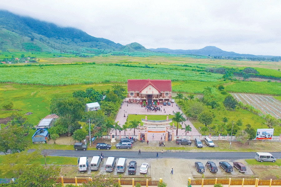 Nhà lưu niệm Anh hùng Núp nhìn từ trên cao.                                                         Ảnh: A.S