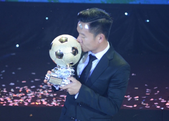 Đinh Thanh Trung giành Quả bóng vàng Việt Nam 2017