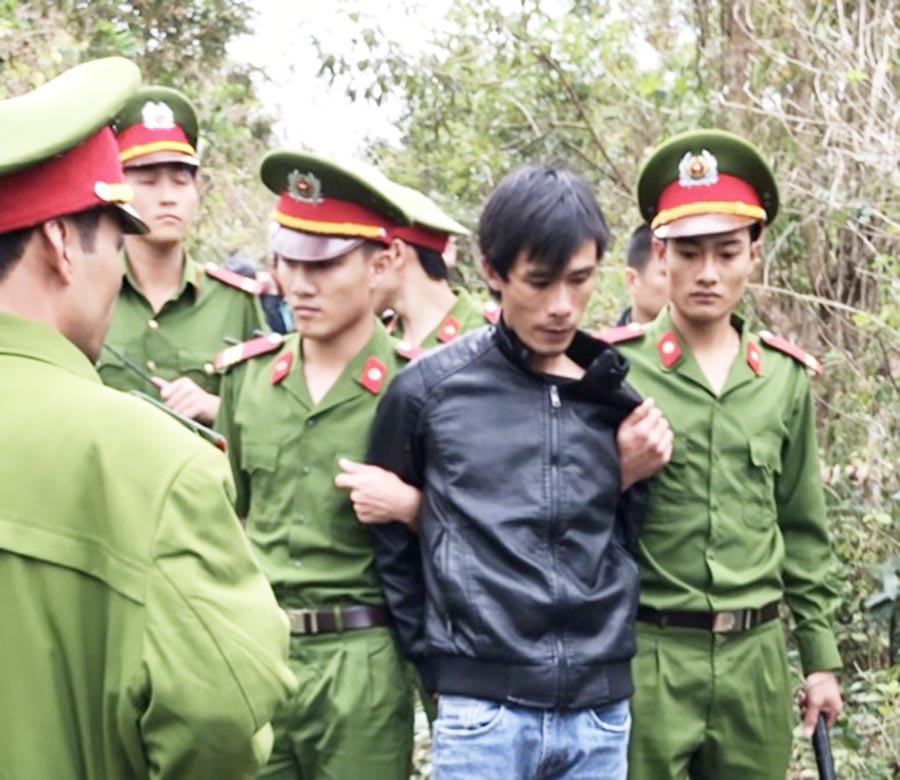  Công an thị xã An Khê bắt khẩn cấp Bùi Thanh Tâm vì tội giết người cướp của. Ảnh: Minh Hiếu