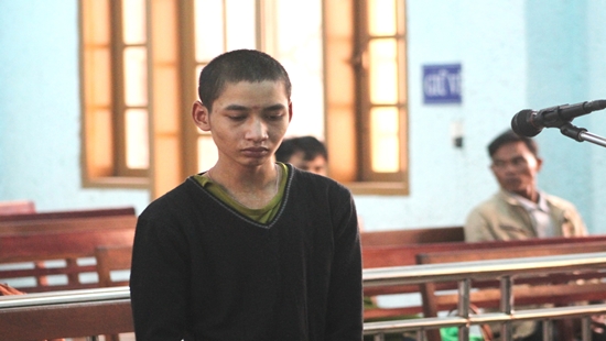 gia-lai-du-be-gai-6-tuoi-di-mua-ruou-roi-gio-tro-doi-bai