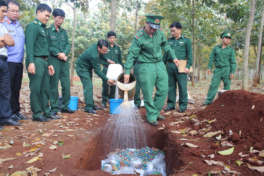 Bộ đội Biên phòng tiến hành tiêu hủy số pháo trái phép bị bắt giữ. Ảnh: N.T