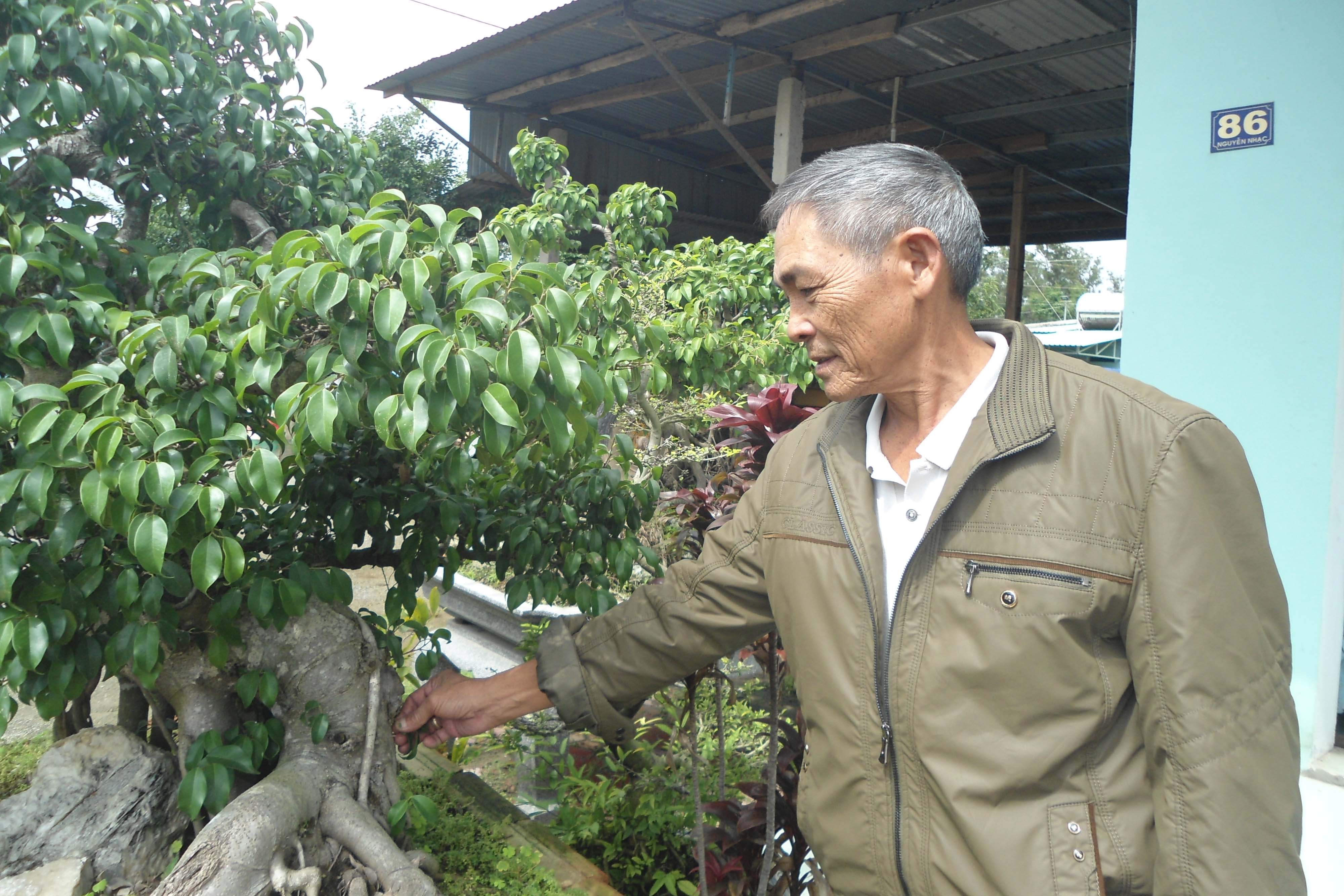Ông Long an nhiên vui hưởng tuổi già.   Ảnh: N.M